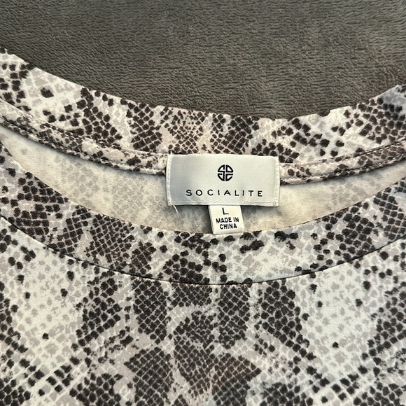 Socialite Crewneck T-Shirt - Grey and White Snake Print - Size Large - Picture 6 of 8
